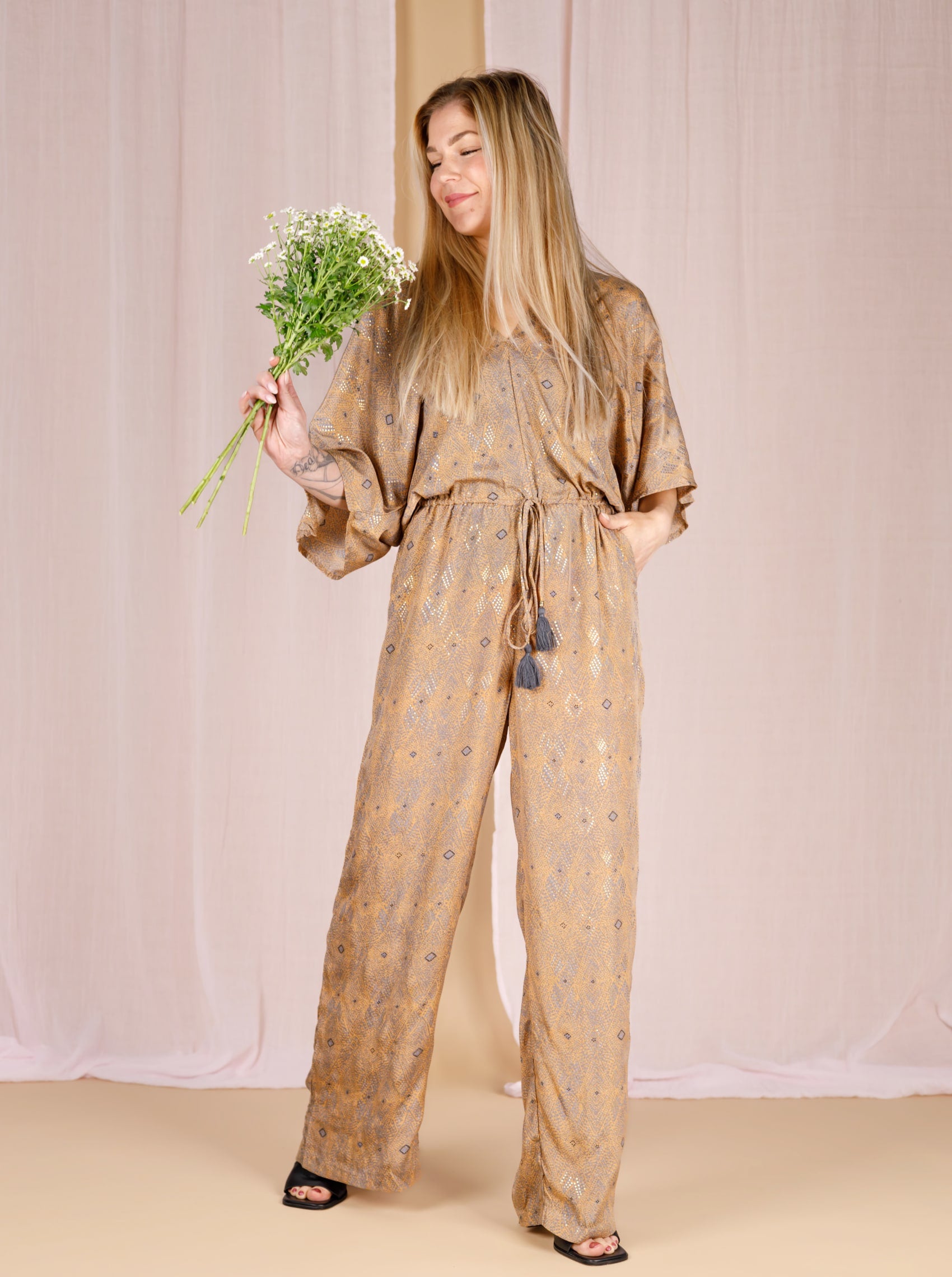 BCLUNA double v-neck jumpsuit - Argyle Sand - Black Colour