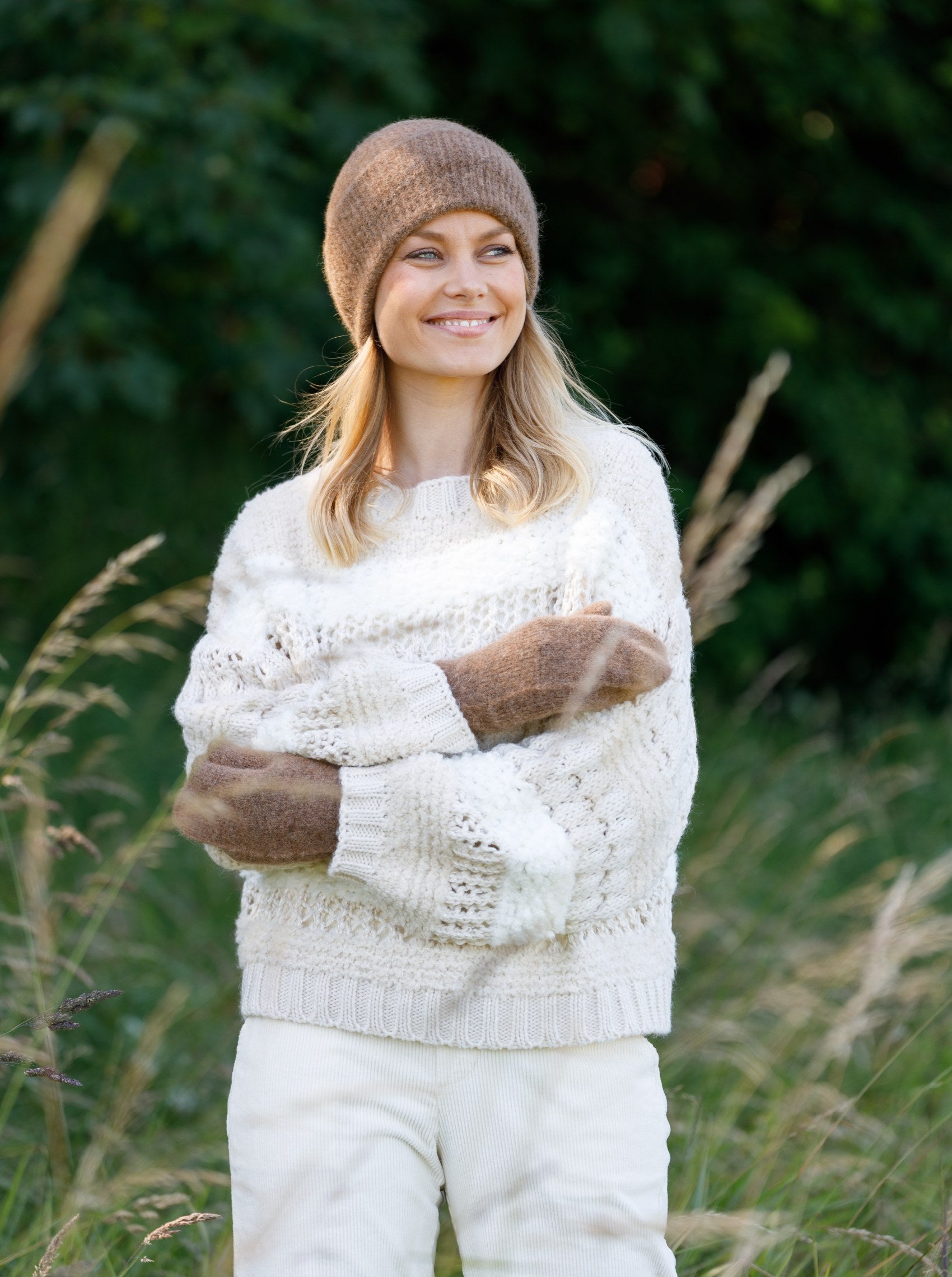 BCGINGER mittens - Camel - Black Colour